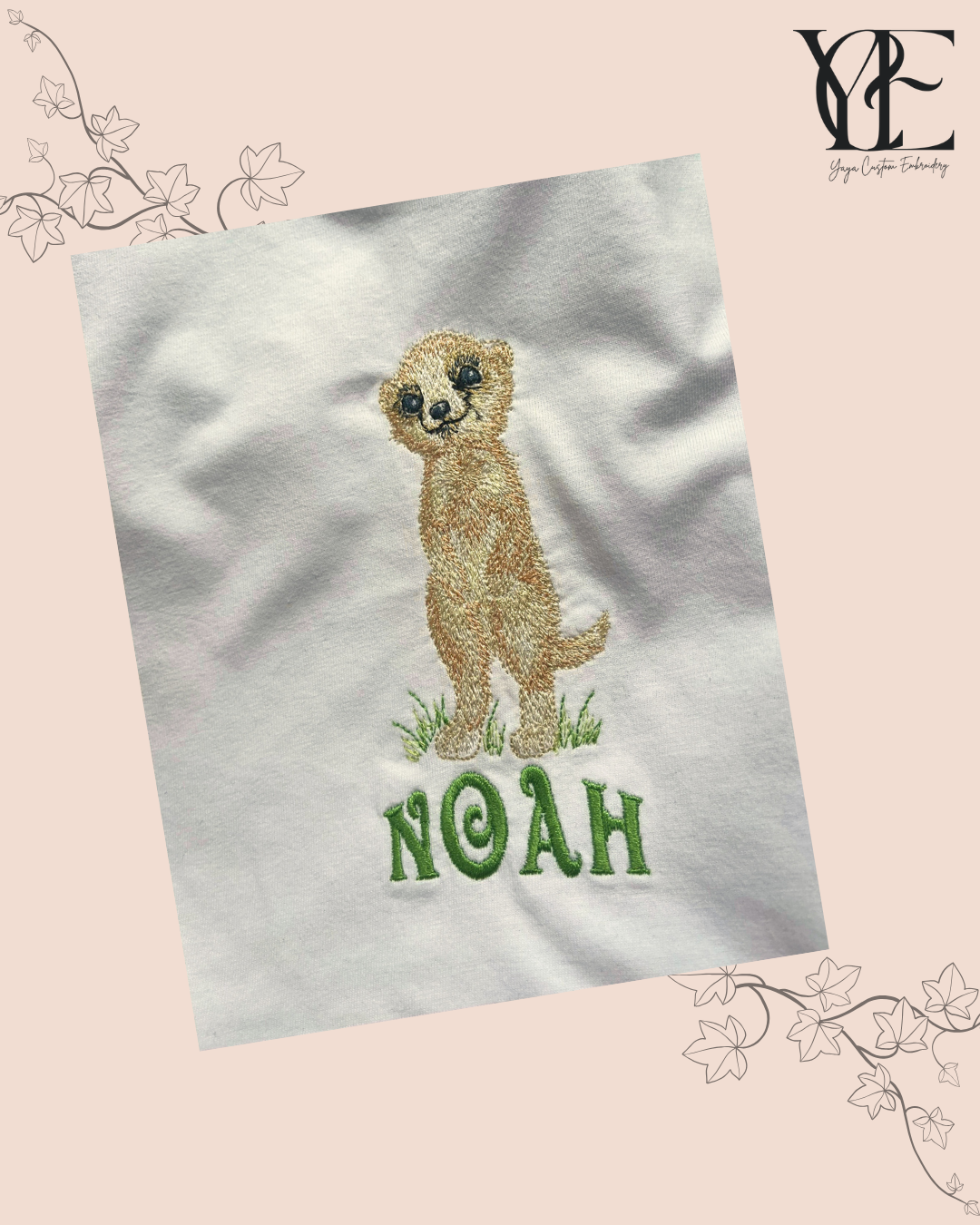 Personalisiertes besticktes Erdmännchen-Kinder-T-Shirt – Weiße und Salbeigrüne Baumwolle (Alter 1–12)