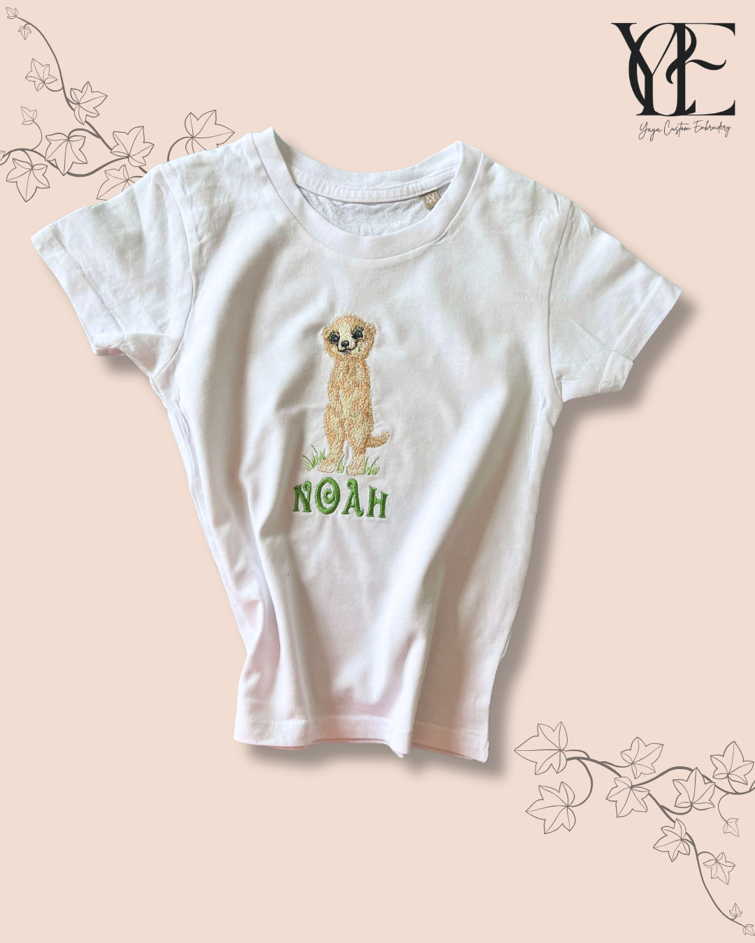Personalisiertes besticktes Erdmännchen-Kinder-T-Shirt – Weiße und Salbeigrüne Baumwolle (Alter 1–12)
