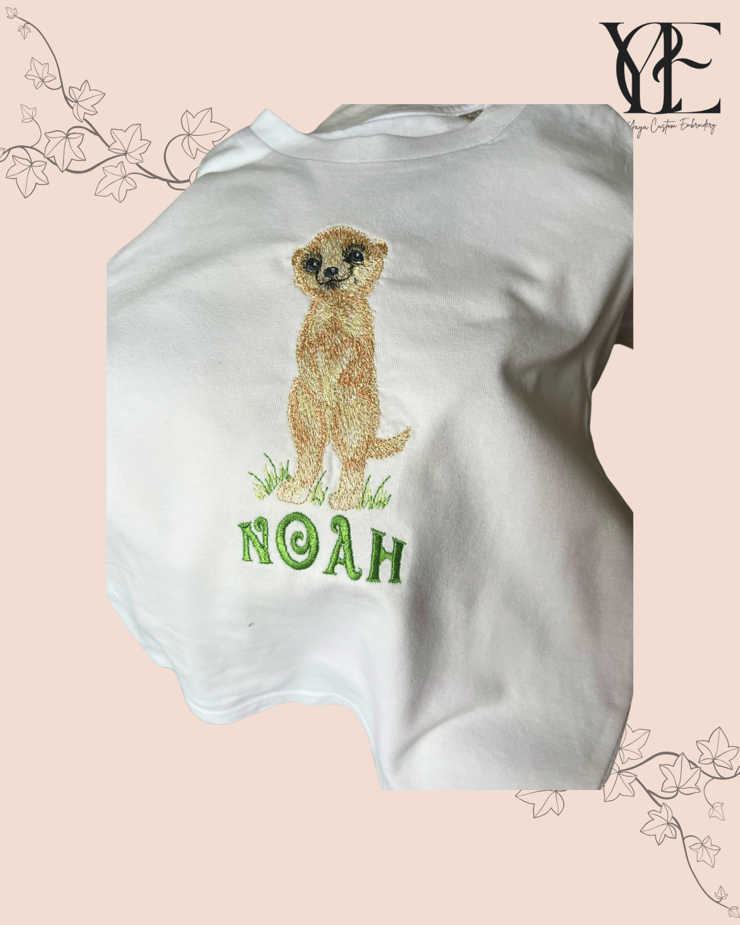 Personalisiertes besticktes Erdmännchen-Kinder-T-Shirt – Weiße und Salbeigrüne Baumwolle (Alter 1–12)
