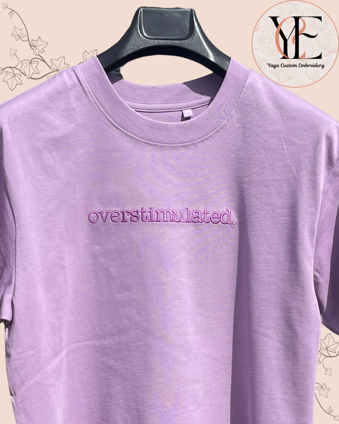 T-Shirt aus Bio-Baumwolle mit Stickerei „Overstimulated“ – ADHS Neurodivergentes, dezentes Statement in weicher, modischer Passform