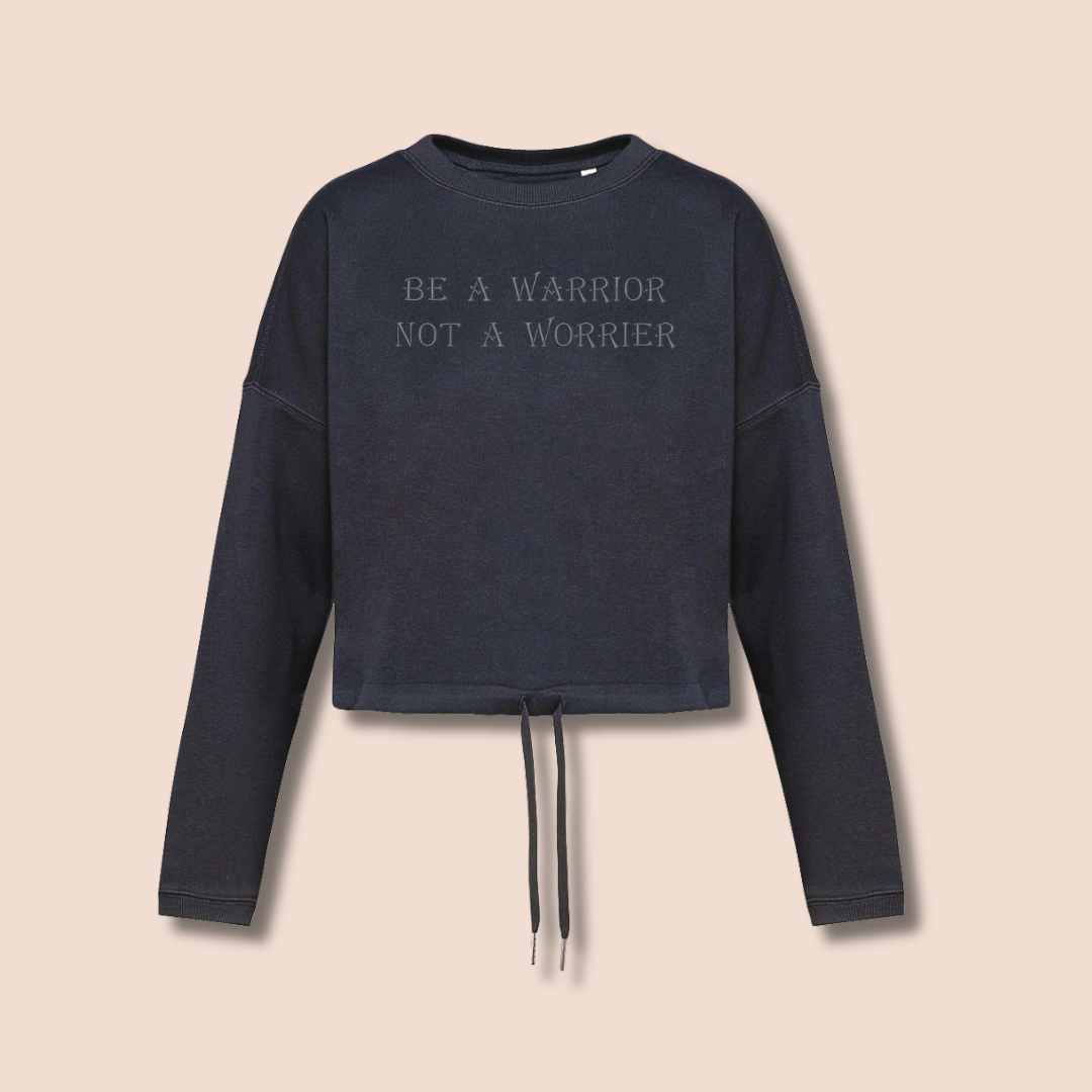 Sei ein Krieger, kein Sorgenmacher - Inspirierendes Crop Sweatshirt