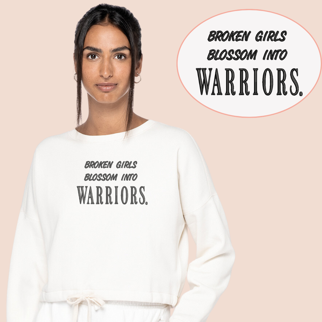 Gebrochene Mädchen werden zu Kriegerinnen - Inspirational Crop Sweatshirt