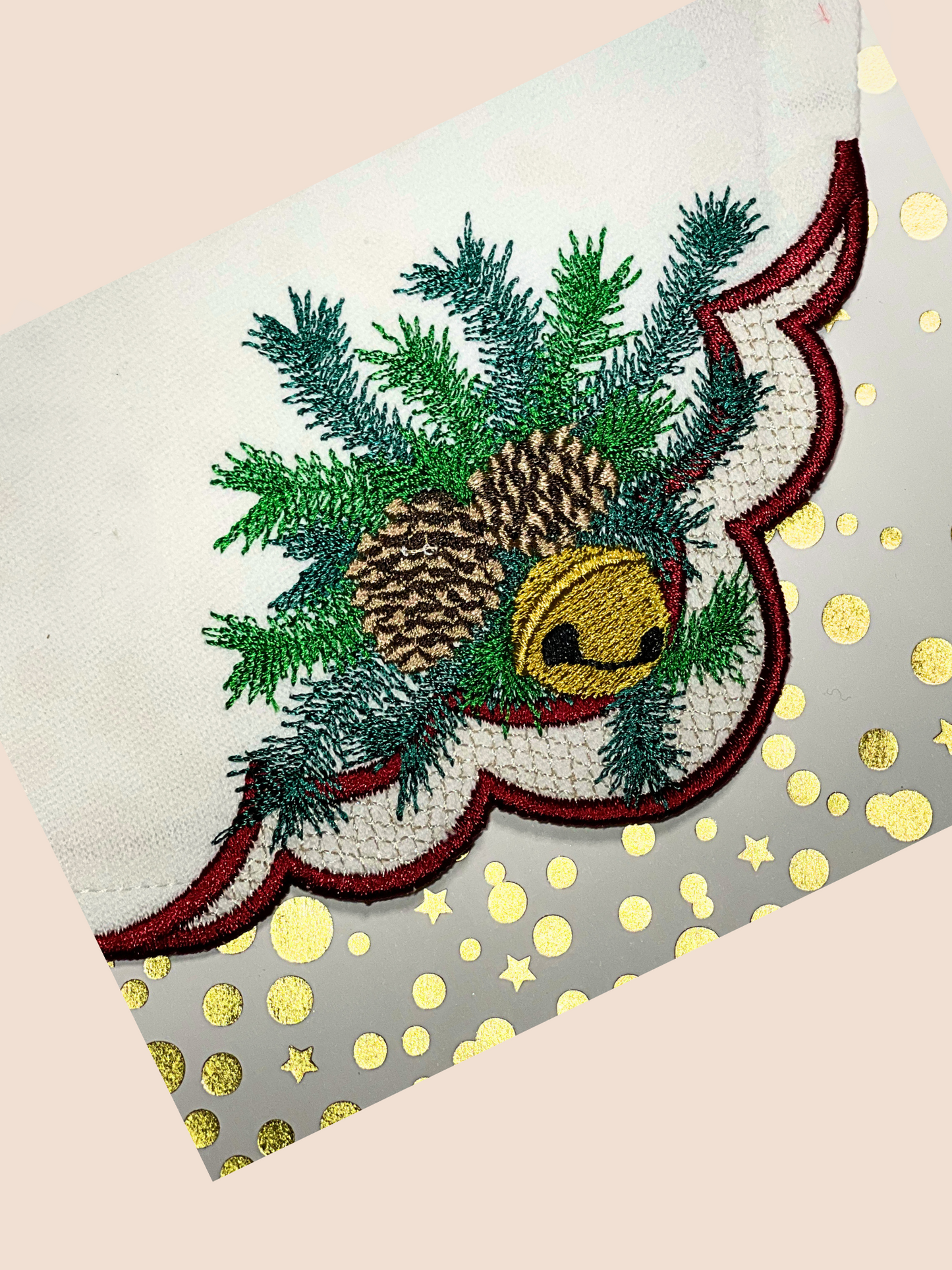 Weihnachtsservietten mit gewelltem Rand, Tannenzapfen- und Glocken-Design