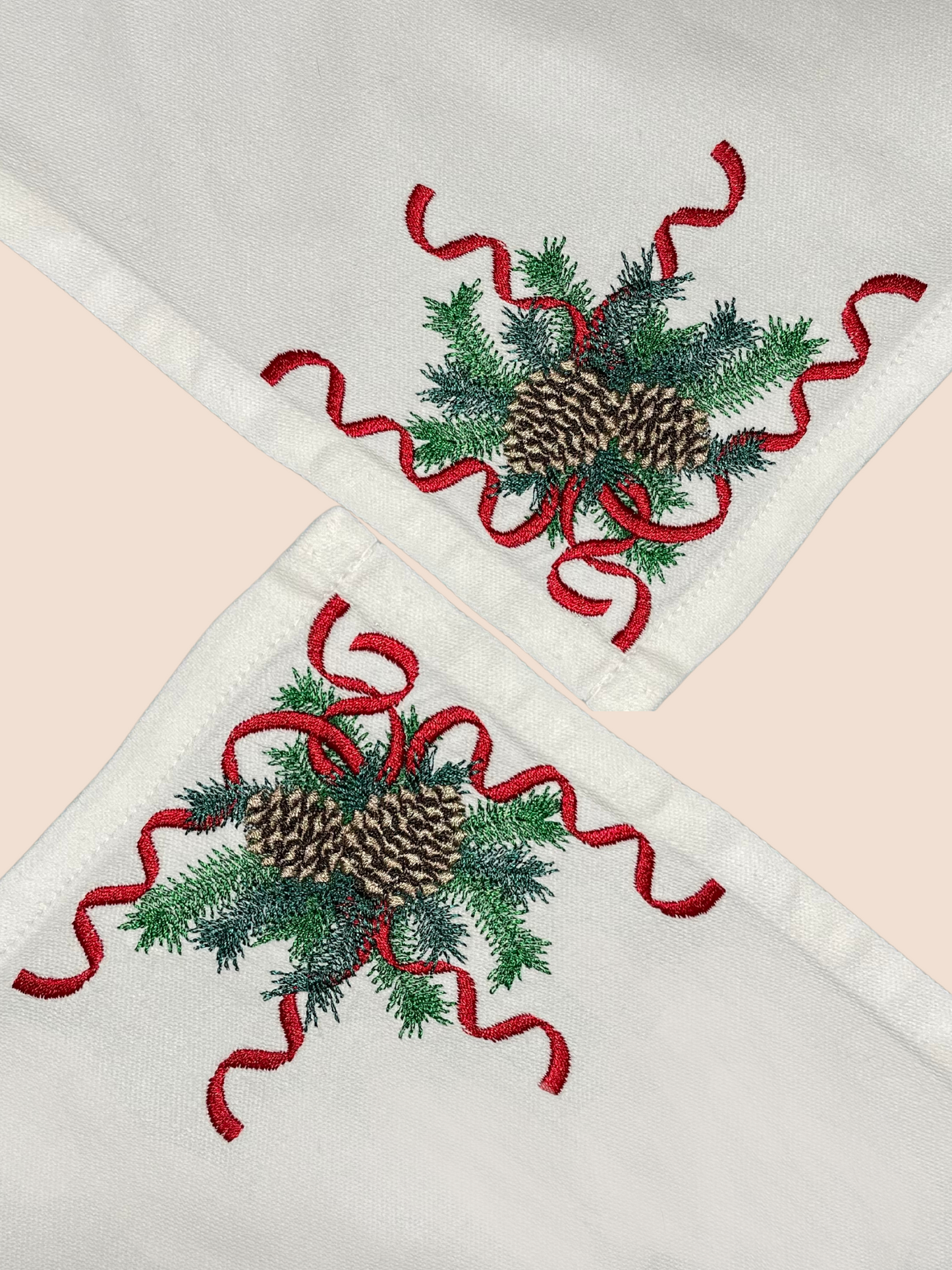 Moderne Weihnachtsservietten mit Tannenzapfen und Schleife