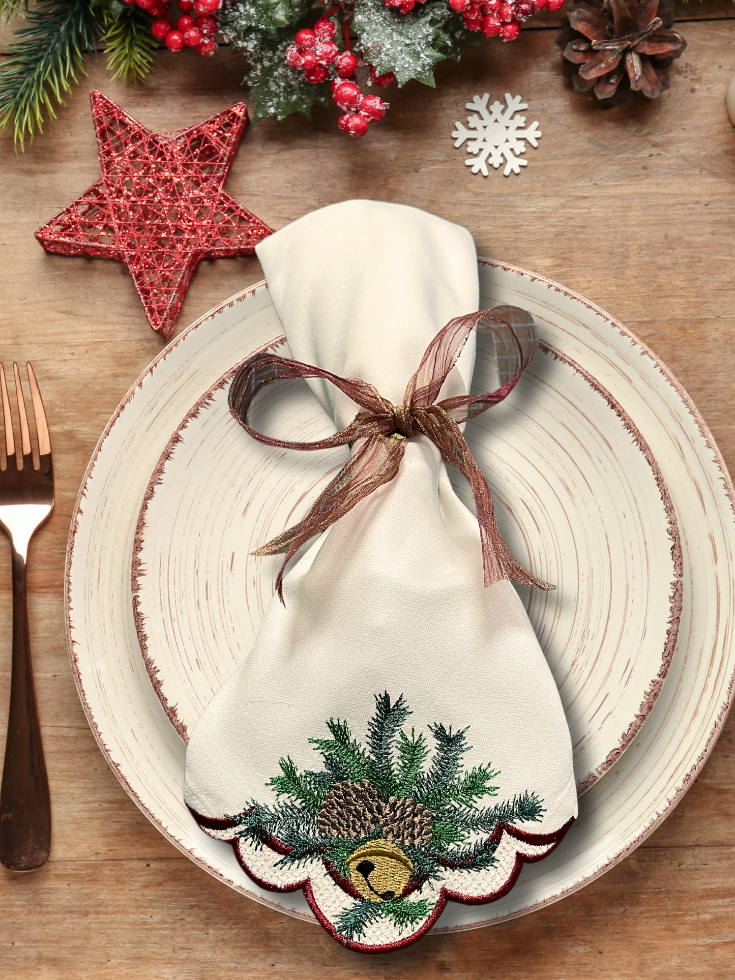 Weihnachtsservietten mit gewelltem Rand, Tannenzapfen- und Glocken-Design