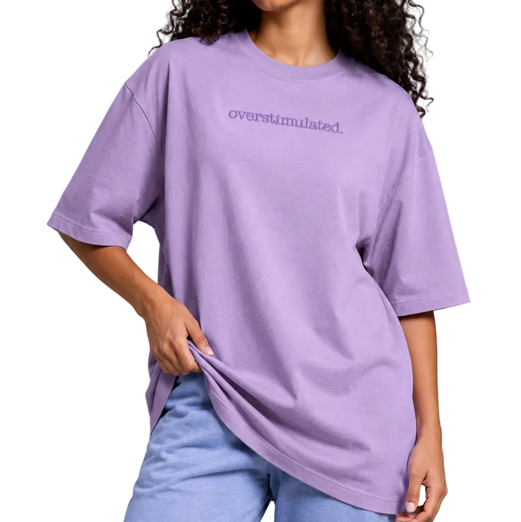 T-shirt brodé en coton biologique « Surstimulé » – Déclaration subtile et neurodivergente TDAH dans une coupe douce et tendance