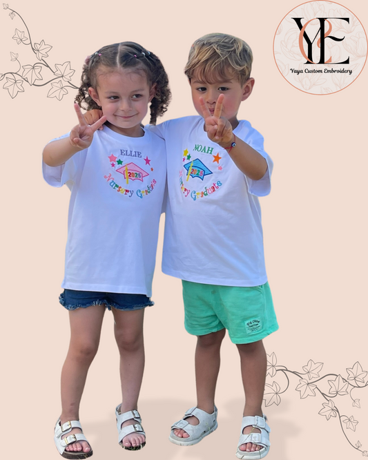 Personalisiertes Kindergarten-Abschluss-T-Shirt – 100 % Bio-Baumwolle, individuelles Namens-T-Shirt für Kindergartenabgänger (Größe 4–6, Weiß)